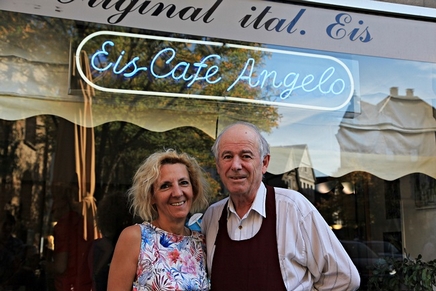 Das Ehepaar Levis vor ihrem Eiscafe in der Langenberger Altstadt.